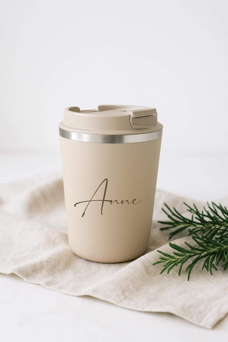 Personalisierte Kaffeebecher aus Edelstahl als Weihnachtsgeschenk. Drei elegante Farben – Beige, Weiß und Schwarz – mit individueller Gravur deines Namens. Doppelwandig isoliert, BPA-freier Deckel, ideal für Kaffee oder Tee. Perfekt als Geschenk für Mama, Papa, Kollegen oder Freunde zu Weihnachten. Stilvoller To-Go-Becher von Geschenkewerk.