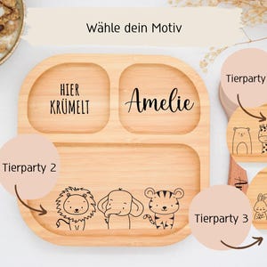 K&ouml;nnte beinhalten: Ein helles Holztablett mit Unterteilungen, auf dem der Name "Amelie" und der Text "HIER KR&Uuml;MELT" aufgedruckt sind. Das Tablett hat drei F&auml;cher und ist mit Tierillustrationen verziert. Das Bild zeigt auch drei Holzplatten mit Tierillustrationen.