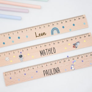Entdecke unser personalisiertes Holzlineal, ideales Geschenk zur Einschulung. Ein einzigartiges Schulkind-Geschenk, perfekt für den Schulanfang und zur Einschulung. Für Schultüten und Kindergarten.