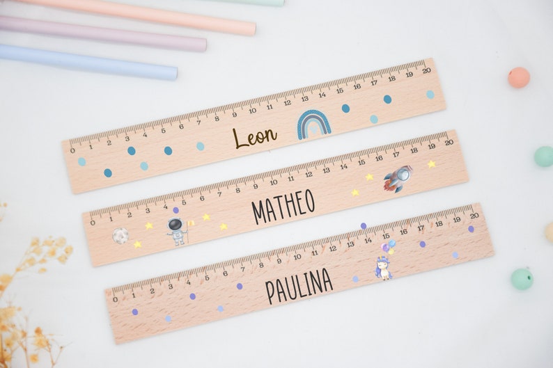 Entdecke unser personalisiertes Holzlineal, ideales Geschenk zur Einschulung. Ein einzigartiges Schulkind-Geschenk, perfekt für den Schulanfang und zur Einschulung. Für Schultüten und Kindergarten.