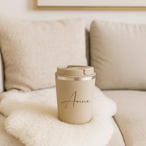 Edelstahl Thermobecher mit individueller Gravur – personalisiert mit Namen. Hochwertiger, doppelwandiger Kaffeebecher To Go. Geschenkidee für Mama, Papa, Kollegen oder Lehrer.