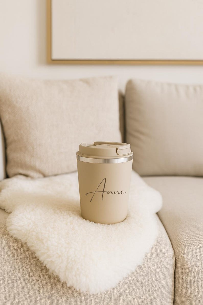 Edelstahl Thermobecher mit individueller Gravur – personalisiert mit Namen. Hochwertiger, doppelwandiger Kaffeebecher To Go. Geschenkidee für Mama, Papa, Kollegen oder Lehrer.