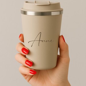 Personalisierter Edelstahlbecher für Kaffee oder Tee. Wiederverwendbar & stilvoll. Gravur mit Namen – ideal als Geschenk zum Geburtstag, Weihnachten oder Abschied.