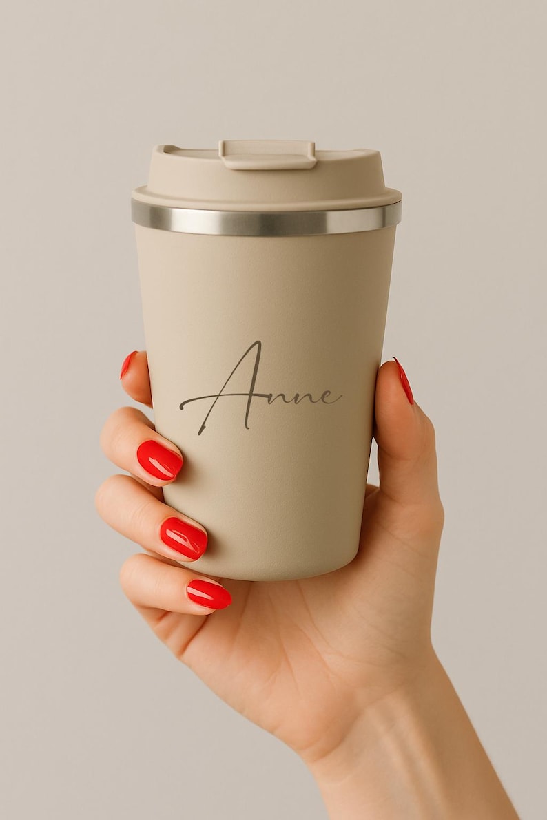 Personalisierter Edelstahlbecher für Kaffee oder Tee. Wiederverwendbar & stilvoll. Gravur mit Namen – ideal als Geschenk zum Geburtstag, Weihnachten oder Abschied.