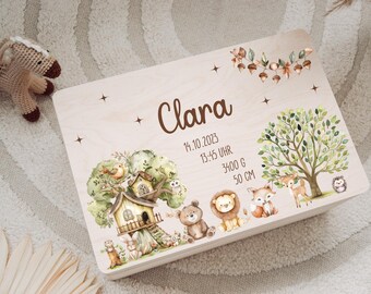 May include: A rectangular wooden keepsake box featuring the name Clara, the date 14.10.2023, 13:45 Uhr, 3400 g, and 50 cm. The surface is decorated with watercolor illustrations of a treehouse, a bear, a lion, a fox, a deer, a hedgehog, and acorns.