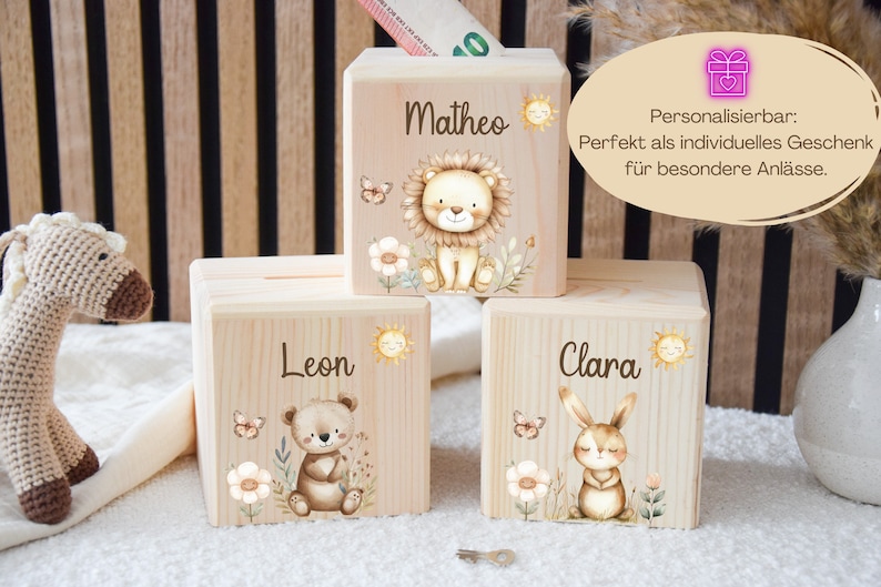 Unsere personalisierten Holz-Spardosen für Kinder sind das perfekte Geschenk zur Geburt und Taufe.  Diese Spardosen sind zeitlose Erinnerungen an die Kindheit und eignen sich auch hervorragend als Weihnachtsgeschenke für Kinder. Ostergeschenk