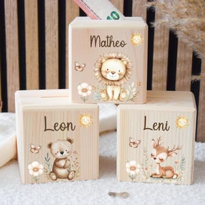 Unsere personalisierten Holz-Spardosen für Kinder sind das perfekte Geschenk zur Geburt und Taufe.  Diese Spardosen sind zeitlose Erinnerungen an die Kindheit und eignen sich auch hervorragend als Weihnachtsgeschenke für Kinder. Ostergeschenk