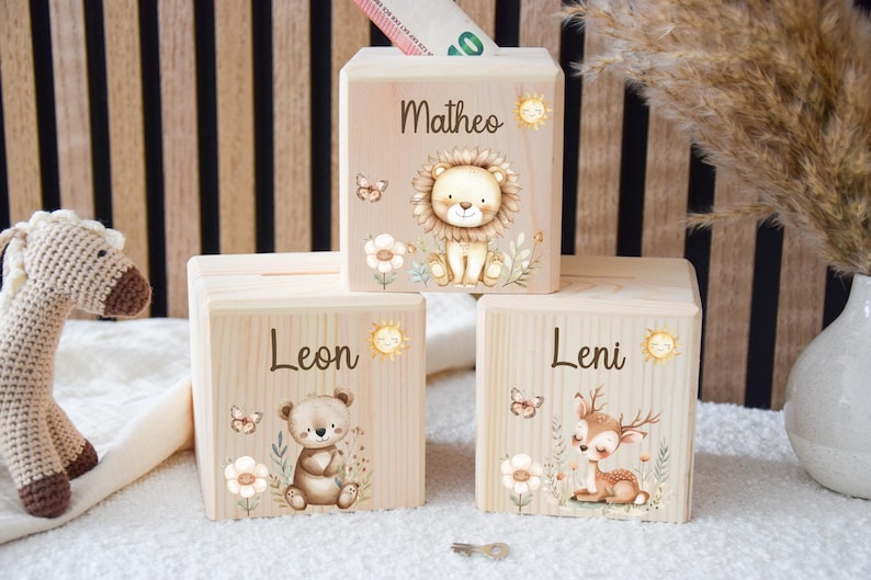 Unsere personalisierten Holz-Spardosen für Kinder sind das perfekte Geschenk zur Geburt und Taufe.  Diese Spardosen sind zeitlose Erinnerungen an die Kindheit und eignen sich auch hervorragend als Weihnachtsgeschenke für Kinder. Ostergeschenk