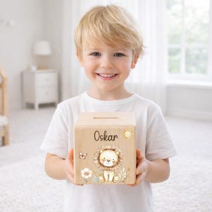 Unsere personalisierten Holz-Spardosen für Kinder sind das perfekte Geschenk zur Geburt und Taufe.  Diese Spardosen sind zeitlose Erinnerungen an die Kindheit und eignen sich auch hervorragend als Weihnachtsgeschenke für Kinder. Ostergeschenk