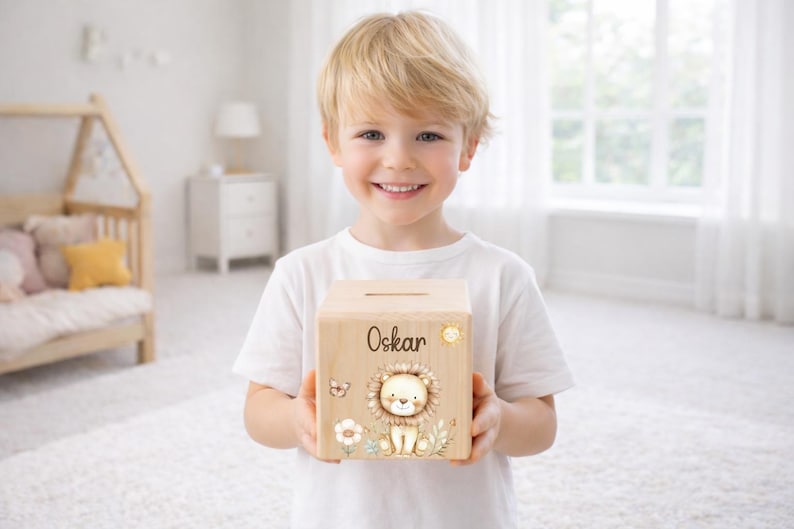 Unsere personalisierten Holz-Spardosen für Kinder sind das perfekte Geschenk zur Geburt und Taufe.  Diese Spardosen sind zeitlose Erinnerungen an die Kindheit und eignen sich auch hervorragend als Weihnachtsgeschenke für Kinder. Ostergeschenk
