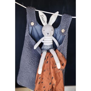 Personalisierter Kuscheltier Hase mit Namen, ideal als Babygeschenk zur Geburt, Taufe oder Geburtstag. Ein perfektes Babygeschenk für Jungen und Mädchen zur Taufe. Für Kinderzimmer baby and kids gift.