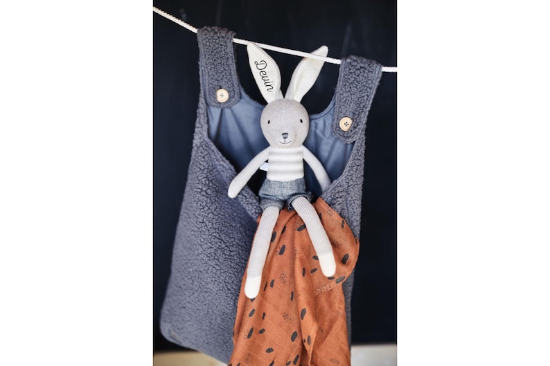 Personalisierter Kuscheltier Hase mit Namen, ideal als Babygeschenk zur Geburt, Taufe oder Geburtstag. Ein perfektes Babygeschenk für Jungen und Mädchen zur Taufe. Für Kinderzimmer baby and kids gift.