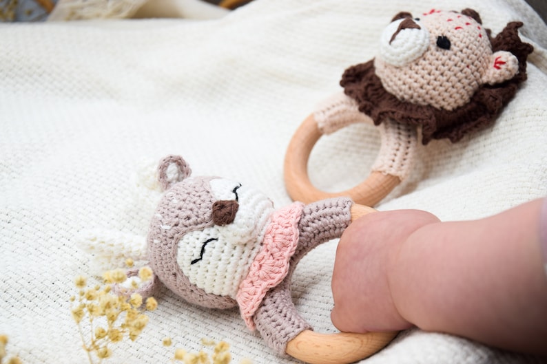 Personalized baby rattle gripping ring crocheted baby gift for birth rattle bunny lion bear elephant reindeer wooden toy gripping toy image 2