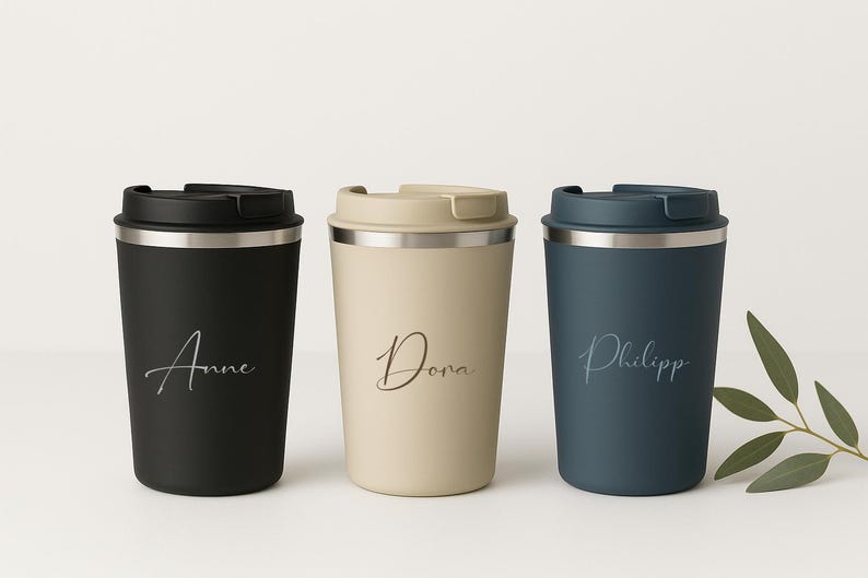 Edelstahl Thermobecher mit individueller Gravur – personalisiert mit Namen. Hochwertiger, doppelwandiger Kaffeebecher To Go. Geschenkidee für Mama, Papa, Kollegen oder Lehrer.