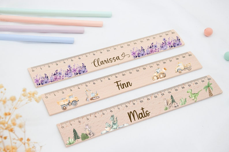 Entdecke unser personalisiertes Holzlineal, ideales Geschenk zur Einschulung. Ein einzigartiges Schulkind-Geschenk, perfekt für den Schulanfang und zur Einschulung. Für Schultüten und Kindergarten.