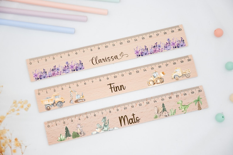 Entdecke unser personalisiertes Holzlineal, ideales Geschenk zur Einschulung. Ein einzigartiges Schulkind-Geschenk, perfekt für den Schulanfang und zur Einschulung. Für Schultüten und Kindergarten.