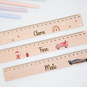 Entdecke unser personalisiertes Holzlineal, ideales Geschenk zur Einschulung. Ein einzigartiges Schulkind-Geschenk, perfekt für den Schulanfang und zur Einschulung. Für Schultüten und Kindergarten.