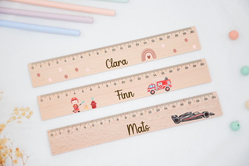 Entdecke unser personalisiertes Holzlineal, ideales Geschenk zur Einschulung. Ein einzigartiges Schulkind-Geschenk, perfekt für den Schulanfang und zur Einschulung. Für Schultüten und Kindergarten.
