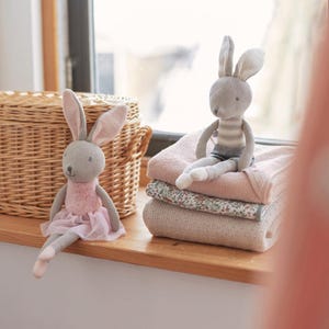 Personalisierter Kuscheltier Hase mit Namen, ideal als Babygeschenk zur Geburt, Taufe oder Geburtstag. Ein perfektes Babygeschenk für Jungen und Mädchen zur Taufe. Für Kinderzimmer baby and kids gift.
