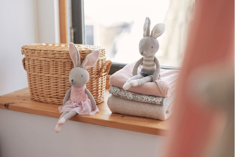 Personalisierter Kuscheltier Hase mit Namen, ideal als Babygeschenk zur Geburt, Taufe oder Geburtstag. Ein perfektes Babygeschenk für Jungen und Mädchen zur Taufe. Für Kinderzimmer baby and kids gift.
