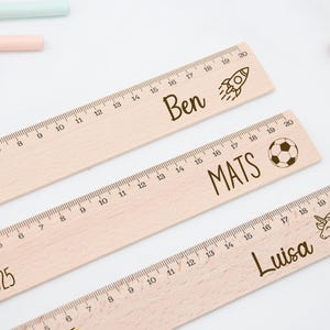 Écolier 2025 Règle en bois avec nom Cadeaux pour la rentrée scolaire Règle personnalisée de 20 cm avec le nom souhaité Cône de rentrée scolaire