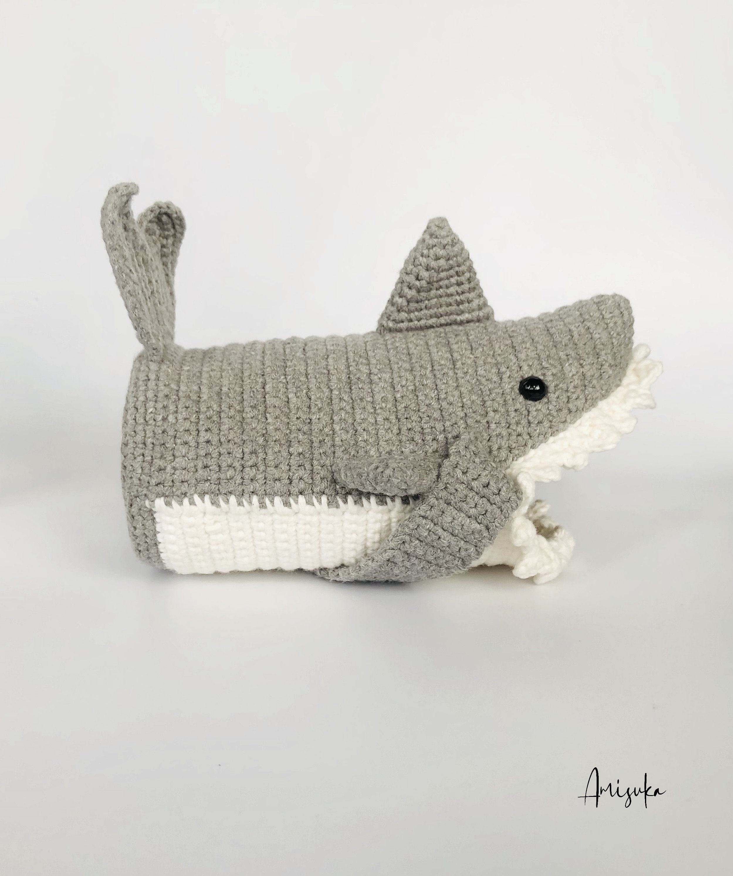 かぎ針編みのサメのウォーターボトルホルダー パターン サメのボトル