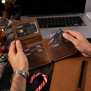 Cartera grabada para hombre, cartera de cuero personalizada, cartera plegable minimalista personalizada, monograma para papá y esposo, regalo de San Valentín.