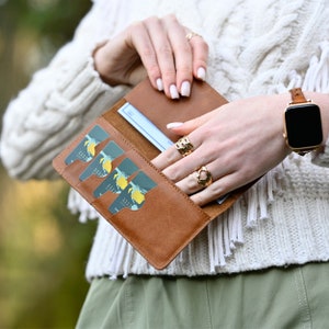 Funda de chequera personalizada hecha a mano, regalo para él, billetera de cuero personalizada, regalo para papá, billetera minimalista, regalo de aniversario para esposo.