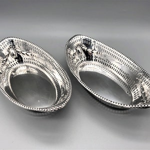 Pair of Victorian Sterling Silver Oval Dishes, The Goldsmiths & Silversmiths Co, London, 1900