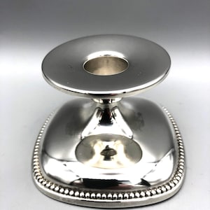 Op de afbeelding: Zilveren kandelaar met een ronde bovenkant en een geperlde ovale basis.