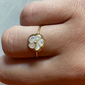 Flower ring Gold Color Stainless Steel and mother-of-pearl