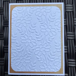 Fleurs en relief pour amie. Carte vierge avec enveloppe kraft. Des marguerites sur une carte. Motif en relief. Cartes de correspondance