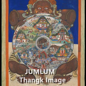 Puede incluir: Una detallada y colorida pintura Thangka budista tibetana. La obra representa una gran deidad feroz sosteniendo una rueda de la vida, con intrincadas escenas y figuras en su interior. El fondo es azul oscuro, con el texto "JUMLUM Thangk Image Download" en la parte inferior.