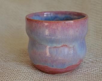 Ręcznie robiona czarka ceramiczna w odcieniach różu i błękitu, mały kubeczek bez ucha, prezent handmade