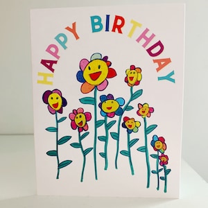 Feliz aniversário com flores de rosto sorridente
