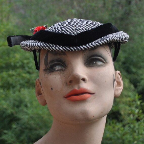 40s Fascinator Hat with Velvet Ribbon details