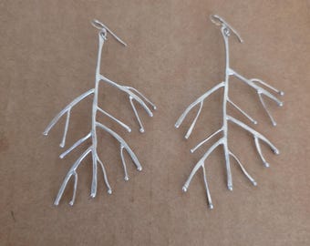 Pendientes grandes de plata con diseño botánico de rama plateada, 7,6 cm x 6,3 cm.