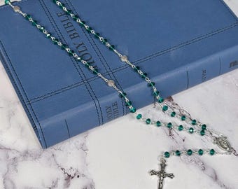 Mei: katholieke geboortesteen rozenkrans voor vrouwen, smaragdgroene Oostenrijkse kristallen gebedskralen, handgemaakte rozenkrans