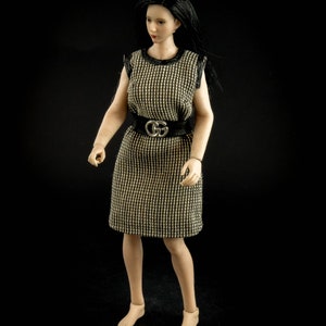 Tube Dress Petite - Beige/Black Color (Montage à la poupée Phicen en 1:12 échelle)