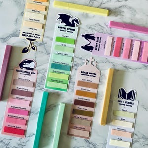 Peut inclure: Plusieurs ensembles d'autocollants colorés sur le thème de « Portal Opened », « Temptation Era » et « Grace Notes ». Chaque ensemble présente un design et une palette de couleurs uniques, ainsi que des surligneurs assortis.
