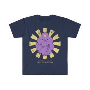 Könnte beinhalten: Ein marineblaues T-Shirt mit einer Retro-Grafik von Lumpy Space Princess aus Adventure Time. Die Grafik zeigt eine lilafarbene Lumpy Space Princess mit einem gelben Stern auf dem Kopf, vor einem gelben und weißen Sonnenstrahlenhintergrund. Der Text "Lumpy Space Princess" ist in Weiß unter der Grafik gedruckt.