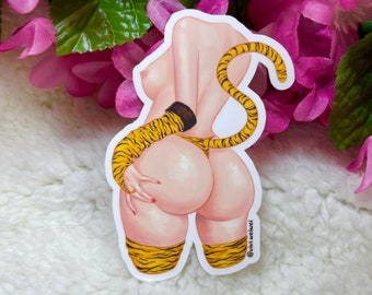 Pode incluir: Um adesivo de uma pessoa com uma cauda de tigre e uma roupa com estampa de tigre. A pessoa está segurando sua própria cauda. O adesivo tem a assinatura do artista, "@vivi_weimei", na parte inferior.
