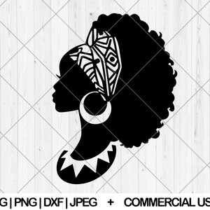 Può includere: Silhouette in bianco e nero del profilo di una donna. Indossa un copricapo fantasia, un grande orecchino a cerchio e una collana con un design geometrico. L'immagine include il testo "SVG | PNG | DXF | JPEG + COMMERCIAL USE."