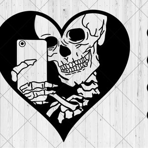 Puede incluir: Ilustración en blanco y negro de un esqueleto tomando una selfie en forma de corazón. El esqueleto sostiene un teléfono inteligente en su mano derecha y sonríe.