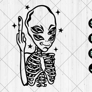 Può includere: Illustrazione in bianco e nero di uno scheletro alieno con quattro occhi che fa il dito medio. L'alieno è circondato da stelle.