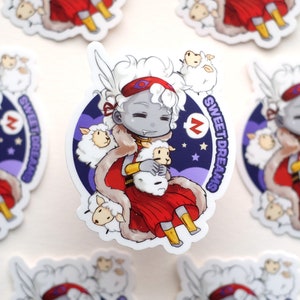 Peut inclure: Un autocollant représentant un personnage de dessin animé avec des cheveux blancs, une peau grise et un bandeau rouge. Le personnage tient un mouton blanc et est entouré d'autres moutons blancs. L'autocollant a un fond violet avec des étoiles et le texte "Sweet Dreams".