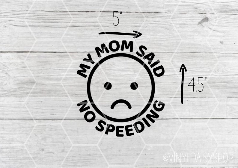 Op de afbeelding: Zwart-witte vinyl sticker met de tekst "My Mom Said No Speeding" in een cirkel rond een fronsend gezicht. De sticker is 5 inch breed en 4,5 inch hoog.