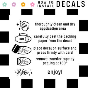 Op de afbeelding: Een stapsgewijze handleiding voor het installeren van stickers. De instructies omvatten het reinigen van het applicatiegebied, het verwijderen van de achterkant, het plaatsen van de sticker, het stevig aandrukken met een kaart en het verwijderen van de transfertape. De laatste stap is om te genieten van het eindproduct.