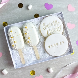 Save The Date Cakesicle and Biscuit gift - Personalised Wedding Invitations- Unique Save the Date gift - Edible gifts