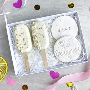 PERSONALISED BRIDESMAID Proposal Gift Cakesicle and Biscuit Treat Box - Bridesmaid / Maid of Honour Gift- Will you be my Bridesmaid